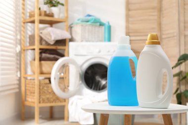 Beyaz masadaki çamaşır deterjanları kapalı, metin için boşluk