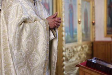 Kilisedeki rahip, yakın plan. Metin için boşluk