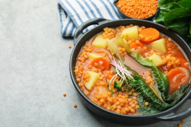 Gri masadaki kasede lezzetli mercimek çorbası, yakın plan. Metin için boşluk