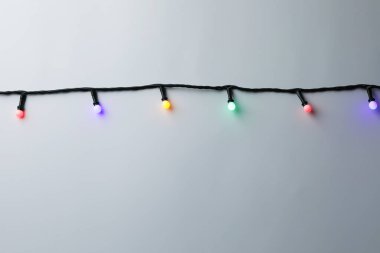 Gri arka planda parlak Noel ışıkları, üst manzara