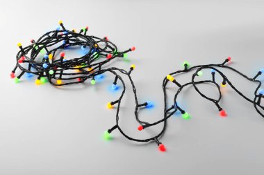 Parlak Noel ışıkları beyazın üstünde, manzaranın üstünde.