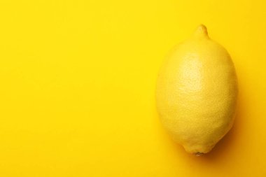 Sarı arka planda taze limon, üst manzara. Metin için boşluk