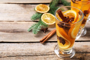 Lezzetli, portakallı, baharatlı ve köknar dallı beyaz şarap ahşap masada, yakın plan. Metin için boşluk