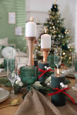 Kutlama masası dekorasyonu, kapalı mekan, yakın çekim.