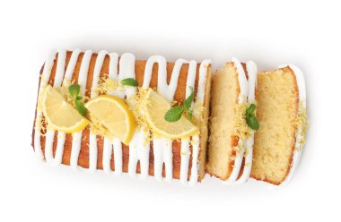 Lezzetli limonlu pasta, taze meyve dilimleri ve beyaz üzerine izole edilmiş nane şekeri.