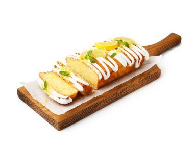 Lezzetli limonlu pasta, taze meyve dilimleri ve beyaz üzerine izole edilmiş nane şekeri.