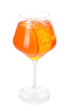 Beyaz üzerine izole edilmiş serinletici spritzer kokteyli.