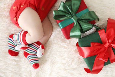 Noel çorapları içinde bebek ve hediye kutuları yatağın üstünde, üst manzara