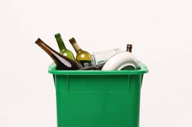 Çöp tenekesi beyaz arka planda, yakın plan. Atık sıralama