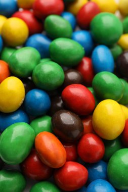 Arka plan olarak pek çok lezzetli renkli şekerler, yakın plan