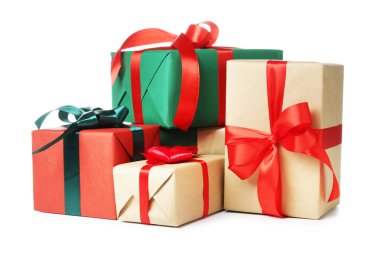 Güzel Noel hediye kutuları beyazlar üzerinde izole.