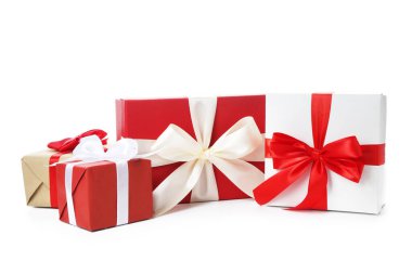 Beyaz fiyonklu güzel hediye kutuları