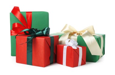 Güzel Noel hediye kutuları beyazlar üzerinde izole.