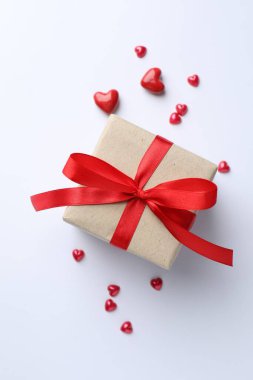 Sevgililer Günü. Güzel bir hediye ve beyaz arka planda dekoratif kalpler.
