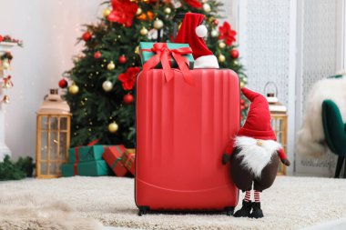 Hediye çantası, Noel Baba şapkası ve bulanık ışıklara karşı evde dekoratif cüce. Noel tatili