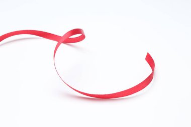 Güzel bir kırmızı kurdele beyaz üzerine izole edilmiş.