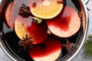 Geleneksel sıcak şarap tencerede açık gri masada, üst tarafta.