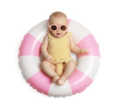 Beyaz arka planda, güneş gözlüklü, şişme yüzüklü şirin bir bebek.