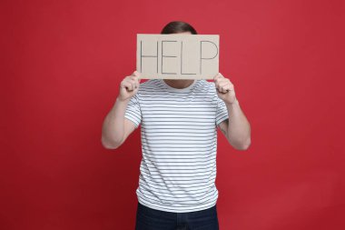 Sözcüklü adam kırmızı arkaplanda yardım