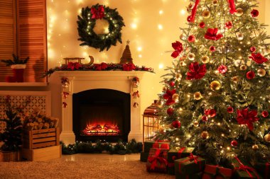 Güzel bir şömine, Noel ağacı ve rahat odada şenlikli bir dekor. İç tasarım