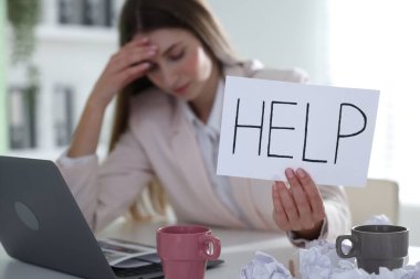 Dizüstü bilgisayarı olan ve imza atan kadın. Ofiste yardım, seçici odaklanma.