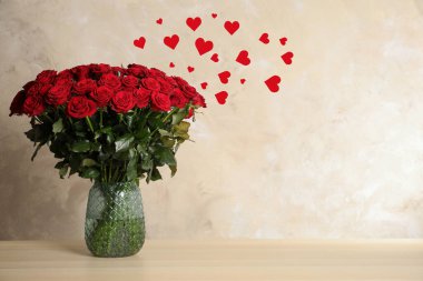 Bir buket kırmızı gül ve kalpler romantik tebrik kartında