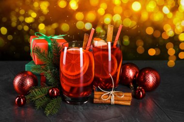 Noel için Sangria içkisi. Bokeh ışıklarına karşı masada bardakta ve dekorda lezzetli bir içecek.