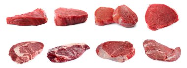 Çiğ et parçaları beyaza izole edilmiş. Taze et.