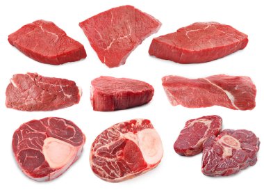 Çiğ et parçaları beyaza izole edilmiş. Taze et.