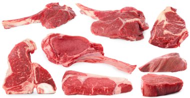 Çiğ et parçaları beyaza izole edilmiş. Taze et.