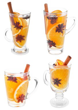 Beyazlar içinde izole edilmiş cam bardaklarda sıcak şarap.