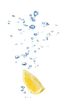 Beyaz arkaplana karşı suya düşen limon dilimi