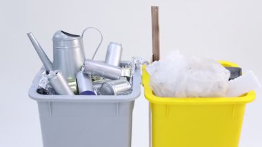 Çöp tenekeleri beyaz arka planda, kamera içeri giriyor. Atık sıralama