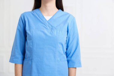 Klinikte üniformalı bir doktor, yakın plan. Metin için boşluk