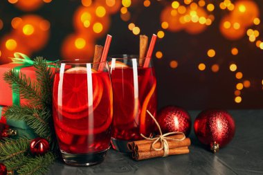 Noel için Sangria içkisi. Bokeh ışıklarına karşı masada bardakta ve dekorda lezzetli bir içecek.