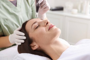 Güzellik salonunda mikro işlem gören bir kadın, yakın plan.