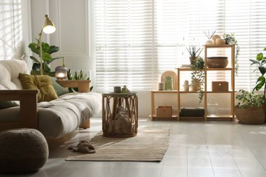 Kanepesi ve çiçekleri olan şık bir oturma odası. İç tasarım