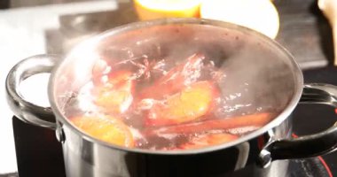 Ocakta pişen lezzetli şaraplar, yakın plan.