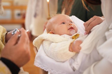 Kilisede vaftiz töreni düzenleyen rahip, yakın plan.