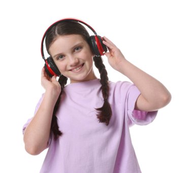Beyaz arka planda kulaklık takan tatlı bir kız.