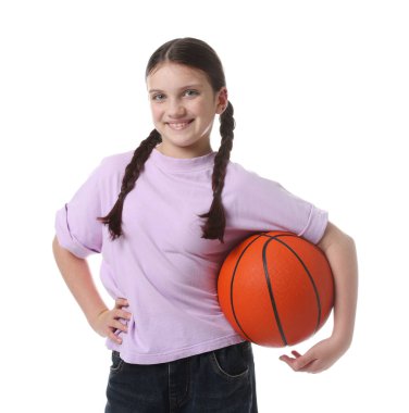 Beyaz arka planda basketbol topu olan tatlı bir kız.