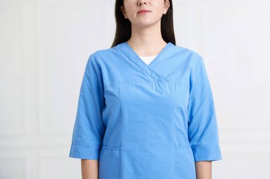 Klinikte üniformalı doktor, yakın plan.