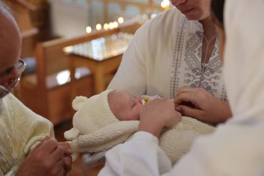 Mykolaiv, Ukrayna - 1 Kasım 2025: Kilisede rahip vaftiz töreni, yakın plan