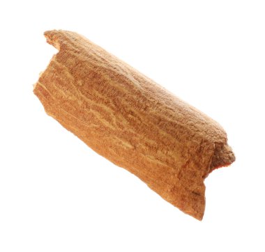 Bir kuru tarçın çubuğu beyaza izole edilmiş.