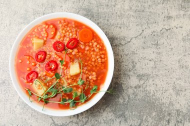Gri masadaki sebzeli lezzetli mercimek çorbası, üst manzara. Metin için boşluk