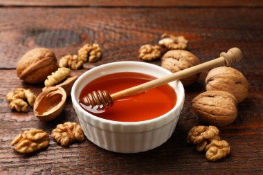 Bal kasede, karpuz ve ceviz tahtada, yakın plan.