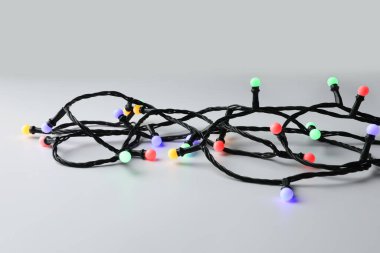 Parlak Noel ışıkları beyazda izole edilmiş. Mutlu yıllar.