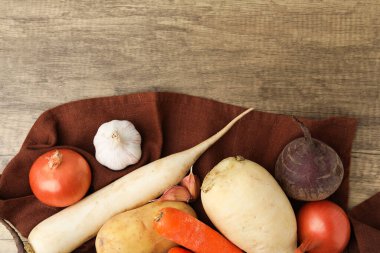 Tahta masada farklı çiğ sebzeler, düz yatış. Metin için boşluk