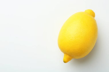 Beyaz arka planda taze limon, üst manzara. Metin için boşluk