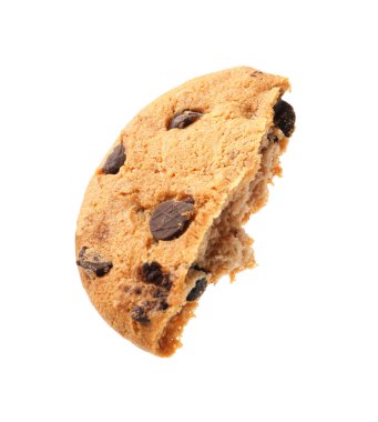 Lezzetli bir parça çikolata parçacıklı kurabiye beyaza izole edilmiş.